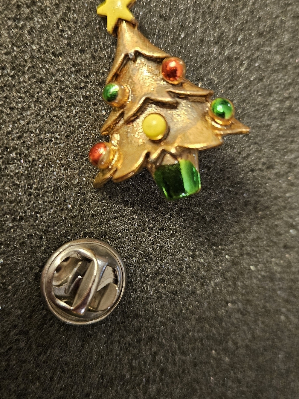 Vintage Gold-Tone Christmas Tree Brooch with Green, Red and Yellow Accents. - Picture 2 of 4
